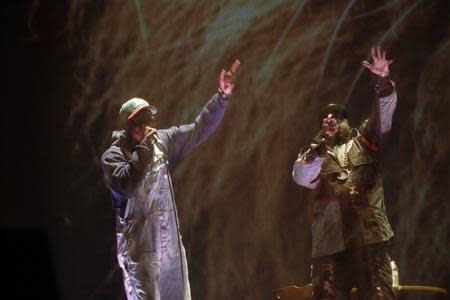 Big Boi (R) and Andre 3000 of Outkast perform at the Coachella Valley Music and Arts Festival in Indio, California April 11, 2014. REUTERS/Mario Anzuoni