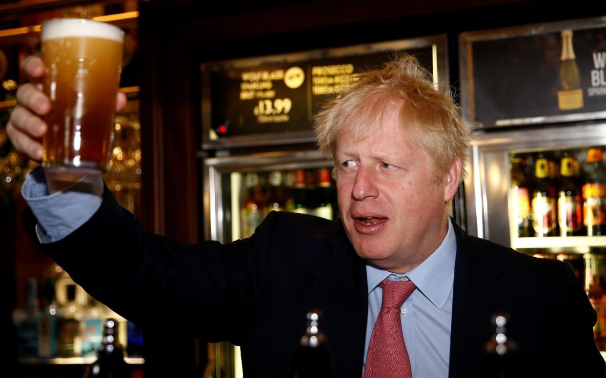 Boris Johnson, former U.K. foreign secretary, holds a beer during a visit to The Metropolitan Bar, a JD Wetherspoon PLc pub, as part of his Conservative Party leadership campaign tour, in London - Henry Nicholls /Reuters