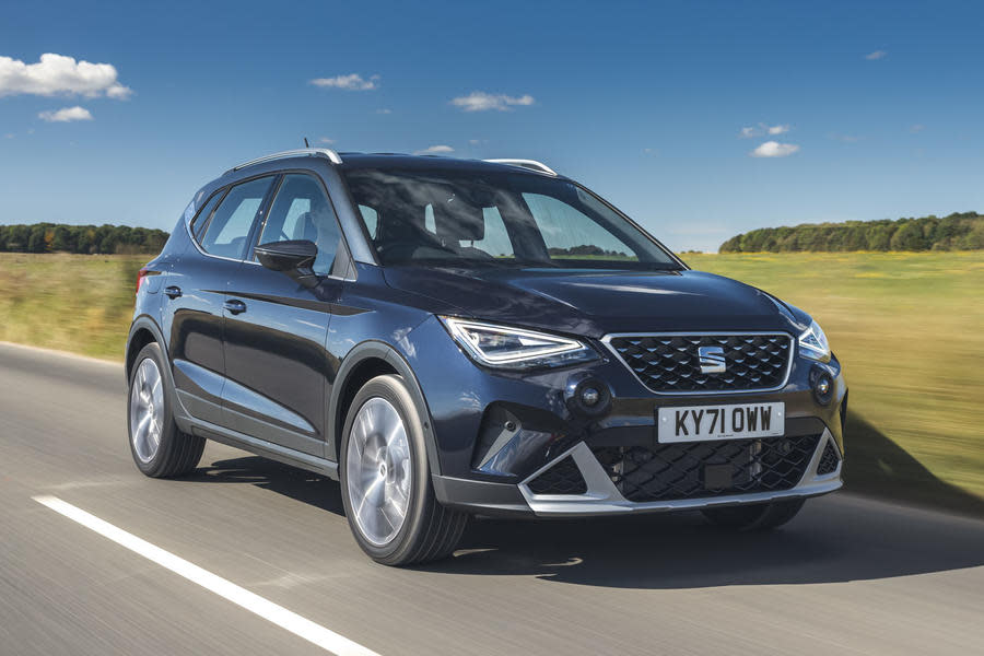 Black 2022 Seat Arona front quarter tracking