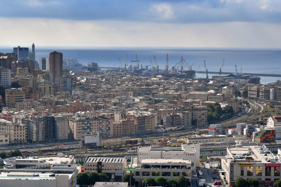 Genova, caduti calcinacci dal viadotto sulla A12: la paura dei residenti