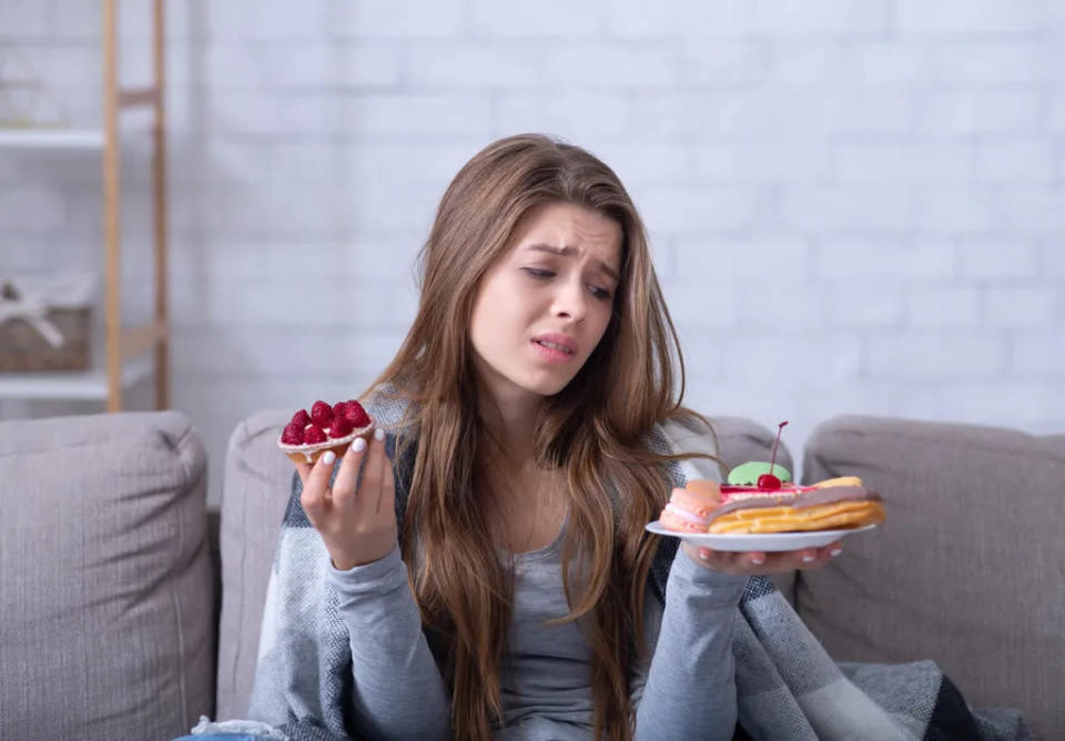 Culpa de sair da dieta e ter vontade de comer comidas gordurosas pode não cair na falta de força de vontade individual — mas sim nos hormônios (Imagem: Prostock-studio/Envato)