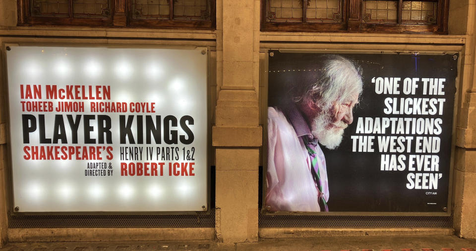 Un letrero de Player Kings en el Noel Coward Theatre en Londres, protagonizada por Sir Ian McKellen, quien fue llevado al hospital después de sufrir una caída en una función en el West End el lunes 17 de junio de 2024. El actor de 85 años conocido por interpretar a Gandalf en las películas de "Lord of The Rings" ("El Señor de los Anillos") y por sus numerosos papeles teatrales interpretaba a John Falstaff en "Player Kings". (Jacob Freedland/PA via AP)