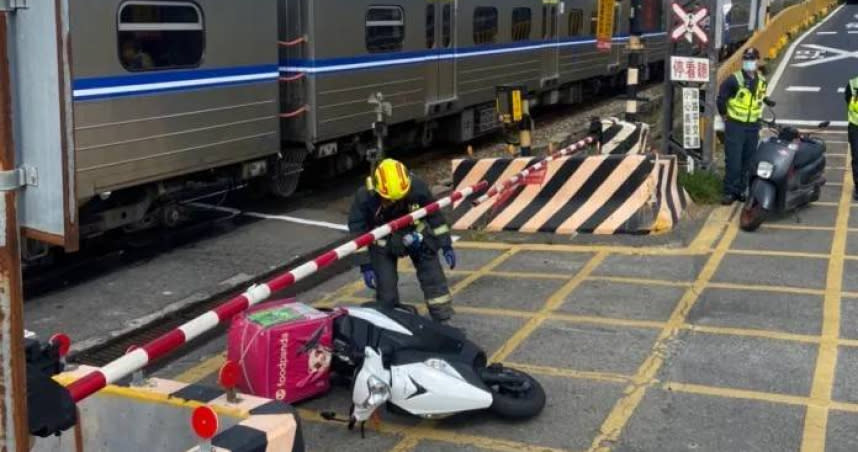 台中大甲開元路平交道發生列車撞及民眾死亡意外。（圖／翻攝自記者新聞網）