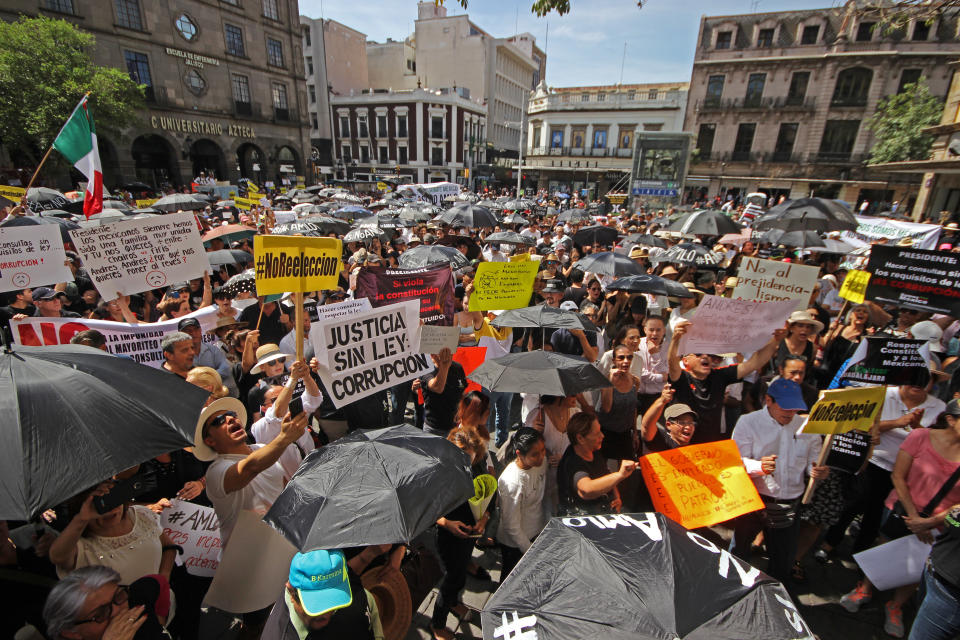 Marchan ciudadanos contra López Obrador