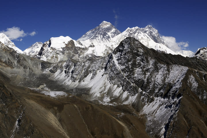 <p>Bevor die Teilnehmer des „Schwarzen Blocks“ an diesen Ort vordringen, kippen sie vermutlich aus Schwäche zusammen. Denn im Hotel Everest View, einem der höchstgelegenen Hotels der Welt, kann den Gast schon mal die Höhenkrankheit überwältigen. Die Politiker könnten schon ein paar Tage vorher anreisen und sich so ein wenig akklimatisieren. (Bild: ddp Images) </p>