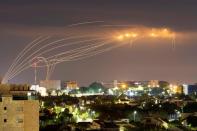 El sistema antimisiles Iron Dome dispara artefactos de interceptación para detener cohetes lanzados desde Gaza hacia Israel. Fotografía tomada desde Ashkelon (Israel) el 21 de agosto. (Foto: Amir Cohen / Reuters).