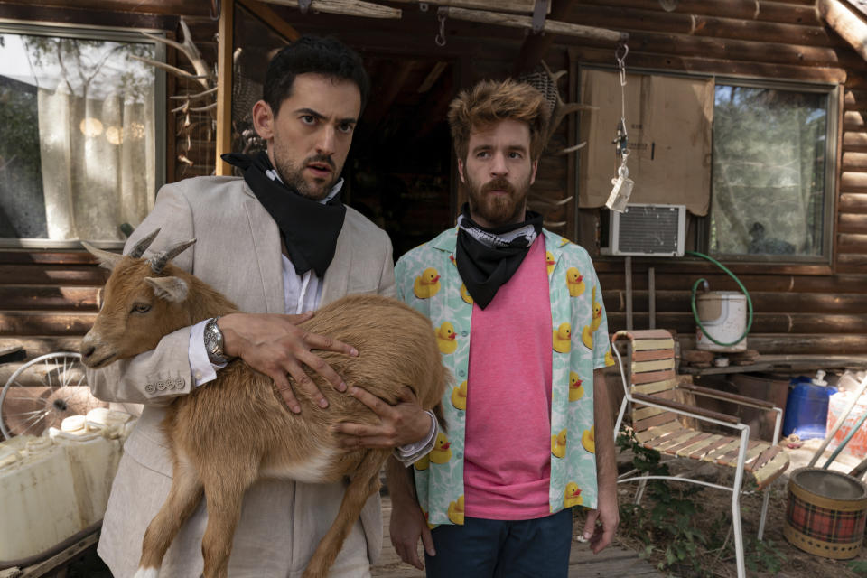 En esta imagen proporcionada por Focus Features Luis Gerardo Méndez, izquierda, y Connor Del Río en una escena de "Half Brothers". (John Golden Britt/Focus Features via AP)