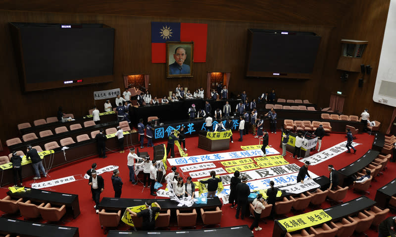 立法院會24日將繼續處理國會改革法案，一 早藍白合作順利占據主席台，各黨團開始在議場內張貼布條、標語表述各自立場。（中央社）