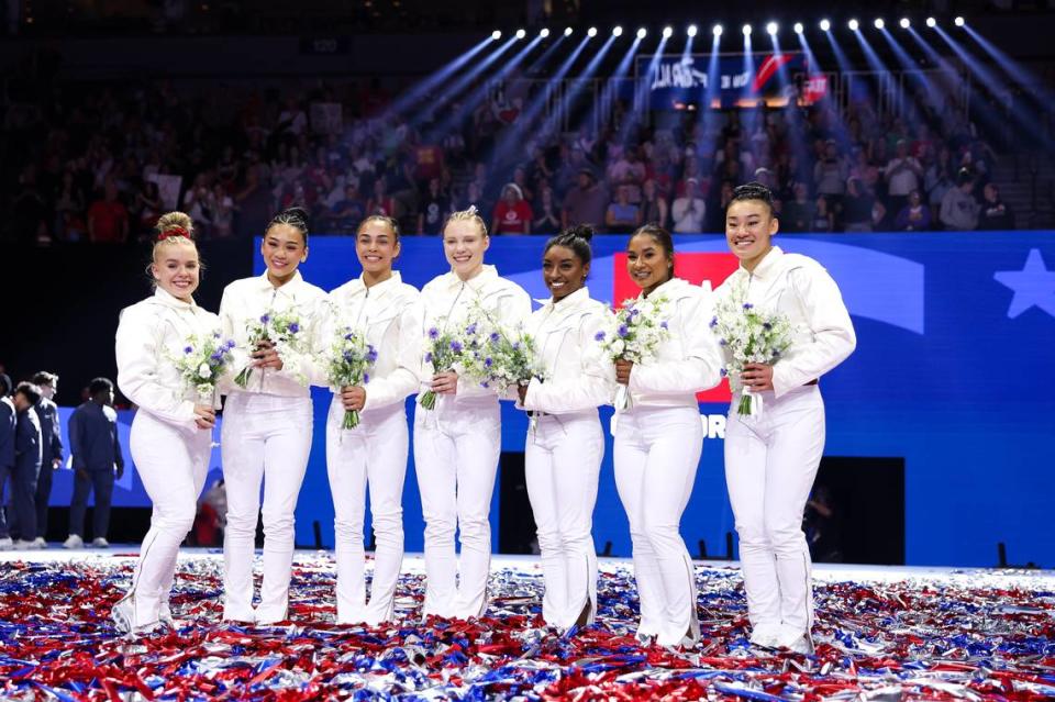 El equipo de gimnasia de Estados Unidos que competirá en las Olimpiadas de París: (de izq. a der.) Joscelyn Roberson, Sunisa Lee, Hezly Rivera, Jade Carey, Simone Biles, Jordan Chiles y Leanne Wong, posan para una foto el 30 de junio de 2024, en Minneapolis, tras ser seleccionadas.