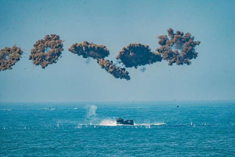 20210202-海軍司令部官方臉書稍早發布登車大隊訓練圖文，所屬AAV-7A1兩棲突擊車泛水、馳騁沙灘畫面震撼曝光。（取自中華民國海軍臉書）