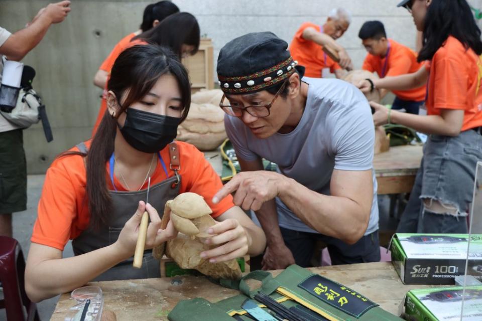 2023亞洲青年木雕藝術研習營，自7月11日起至8月11日止於苗栗縣三義木雕博物館舉行。（記者謝國金攝）