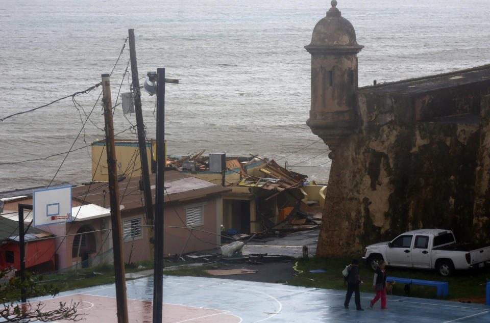 MIA70 – SAN JUAN (PUERTO RICO), 20/09/2017.- Vista de los detrozos causados por el paso del huracán María hoy, miércoles 20 de septiembre 2017, en San Juan, Puerto Rico. El huracán María, debilitado a categoría 2, avanza hacia la zona oriental de República Dominicana con vientos máximos de 110 millas por hora (175 km/h), tras haber causado devastación e inundaciones “catastróficas” en Puerto Rico. EFE/Thais Llorca