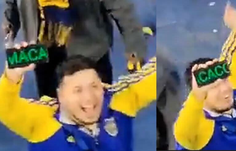 Un hincha de Boca exhibe la palabra 