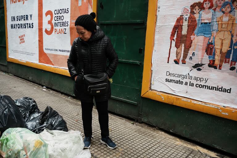 Una vecina de Sarmiento al 1300 observa la acumulación de basura