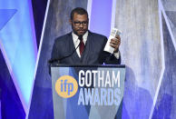 <p>Schauspieler Jordan Peele nimmt in der Nacht zum Dienstag einen Preis für den Film „Get Out“, bei dem er Regie führte, in New York entgegen. Insgesamt konnte der Streifen bei den Gotham Awards drei Preise in den Kategorien Regie, Drehbuch und Publikumsfavorit abräumen. (Bild: AP Photo) </p>