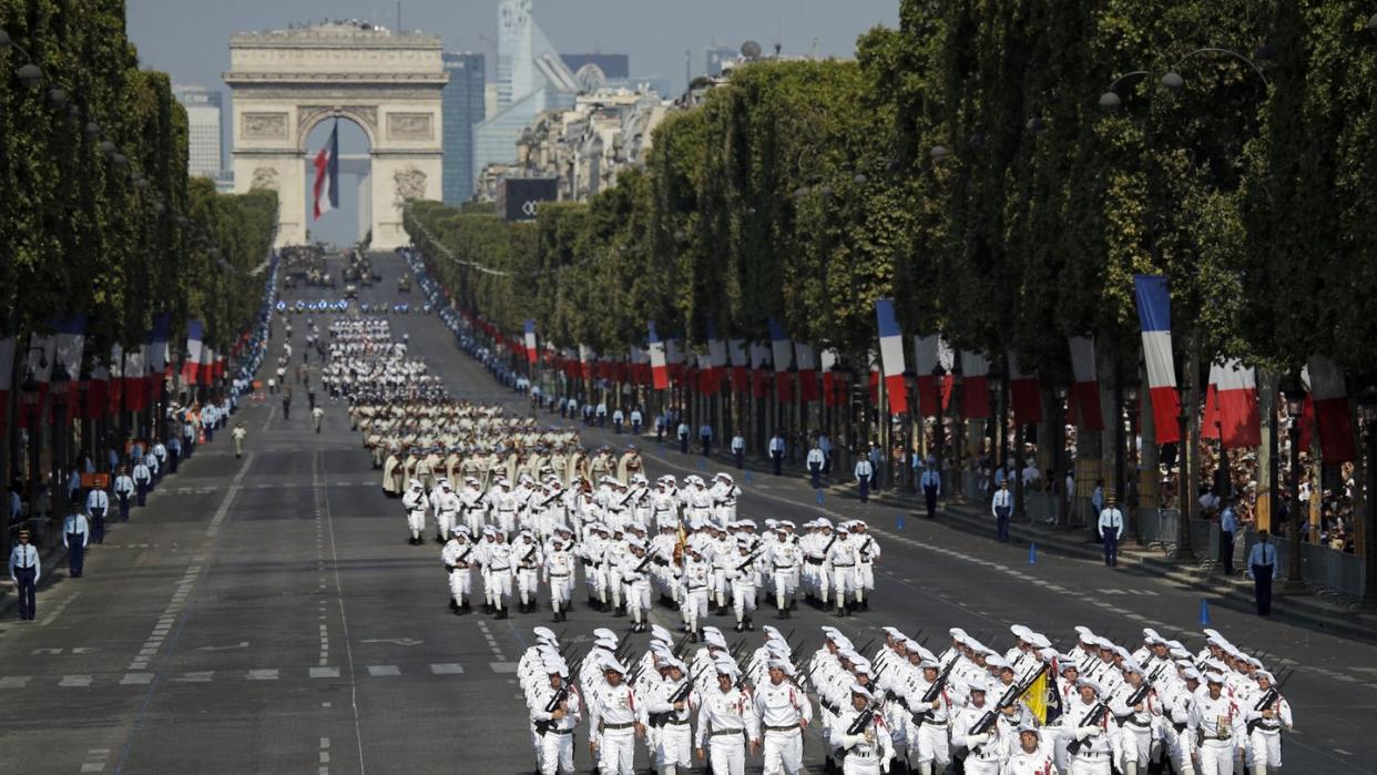 Französische Truppen marschieren im Rahmen der Feierlichkeiten zum Nationalfeiertag die Champs Elysee hinab. Foto: Francois Mori/AP