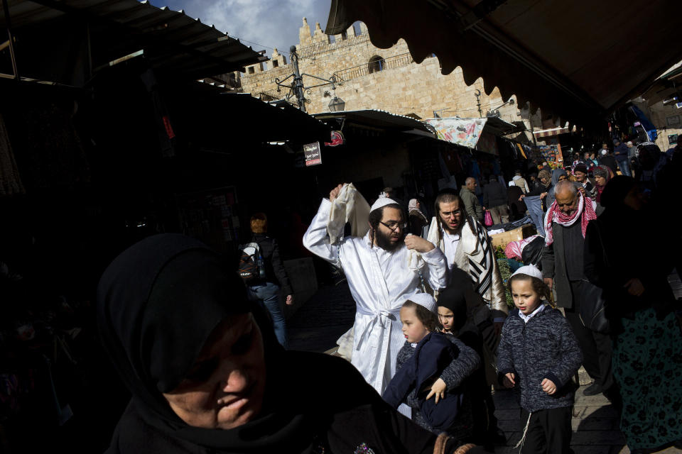In der Jerusalemer Altstadt leben orthodoxe Juden und Palästinenser auf engem Raum zusammen (Bild: AP Photo/Oded Balilty)