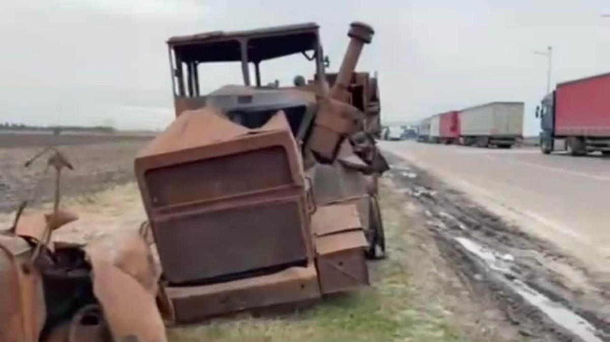 Украински фермери докараха до границата с Полша селскостопански машини, повредени