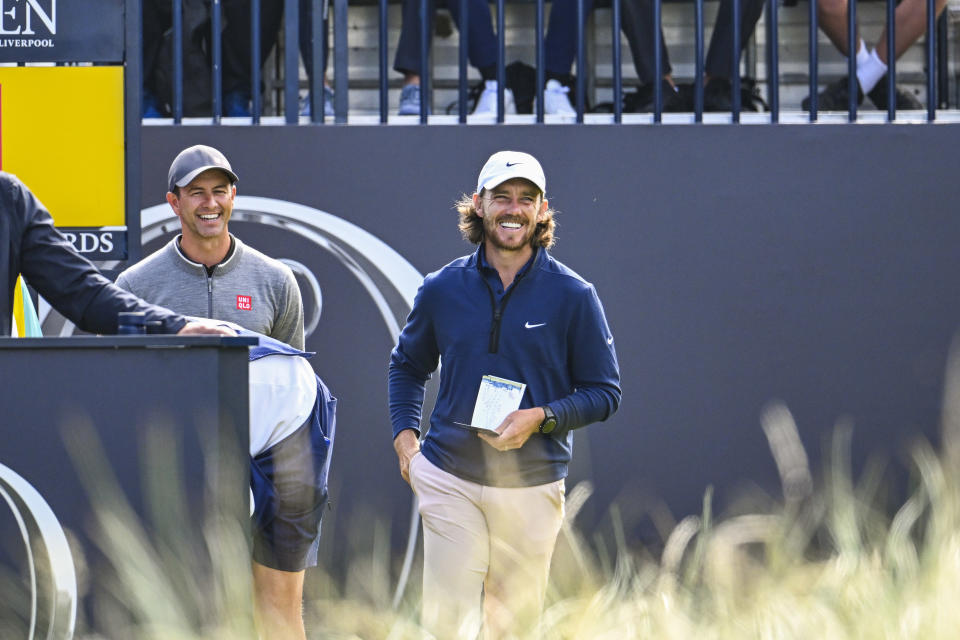 Tommy Fleetwood, Cuma günü Britanya Açık'a İngiltere'de Emiliano Grillo ve Christo Lambrecht ile 5-under önde girdi.