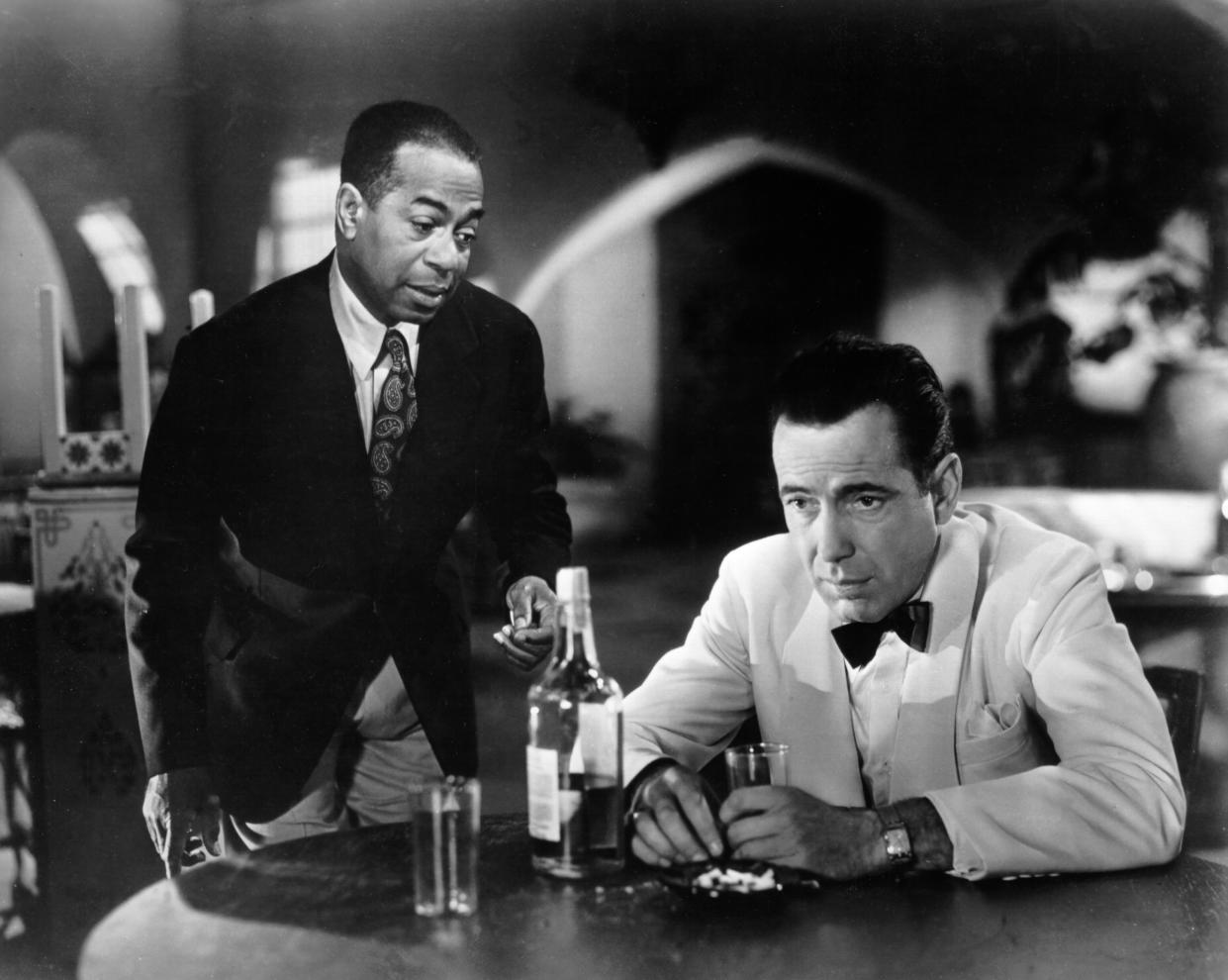 LOS ÁNGELES - 1942: Una película fija de Humphrey Bogart y Dooley Wilson en el set de la película clásica de Warner Bros 'Casablanca' en 1942 en Los Ángeles, California. (Foto de Michael Ochs Archives/Getty Images)