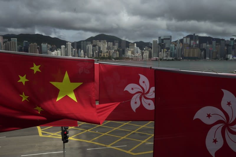 <cite>2022年6月17日，香港懸掛中國國旗與香港的紫荊旗慶祝回歸25週年。（美聯社）</cite>