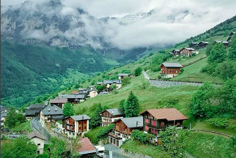 Il luogo è Albinen, piccolo paese svizzero nel Canton Vallese. Ma perché questo paese di montagna sta per diventare così attraente? (Credits – Instagram)
