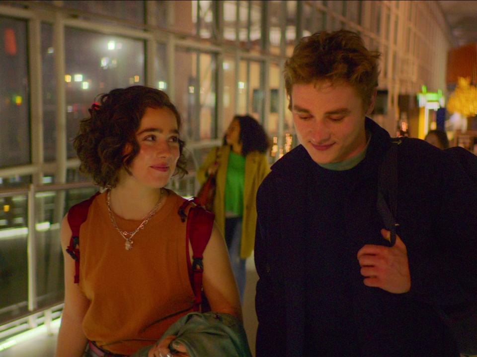 Haley Lu Richardson as Hadley Sullivan and Ben Hardy as Oliver Jones in Love at First Sight