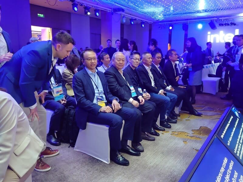 英特爾（Intel）7 日舉辦「Intel Innovation Taipei 2023 科技論壇」，英特爾客戶及生態系合作業者宏碁董事長陳俊聖（左 2）、廣達副董事長梁次震（左 3）等出席。