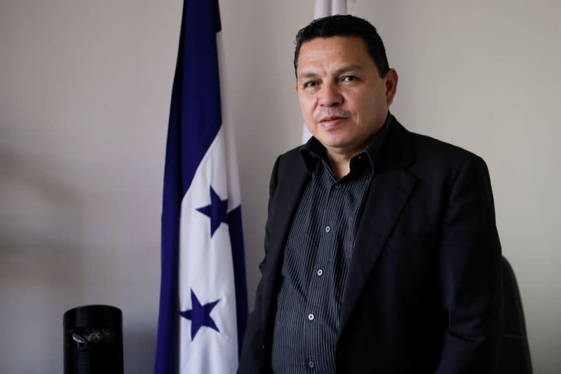 El fiscal anticorrupción Luis Javier Santos posa para una foto durante una entrevista con Reuters en su oficina en Tegucigalpa, Honduras.