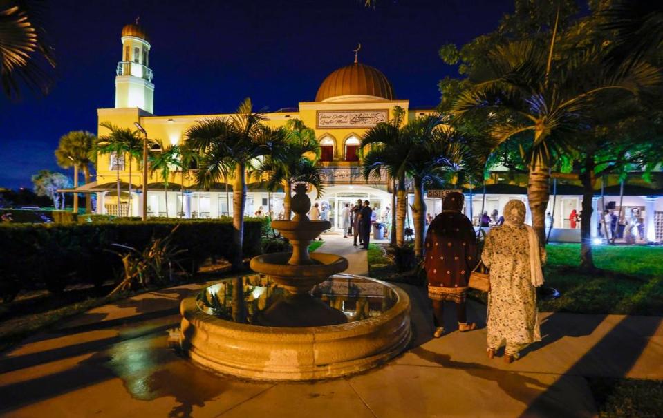 Congregants head to the Islamic Center of Greater Miami-Masjid in Miami Gardens, Tuesday, June 27, 2023, to celebrate the Day of Arafah. Al Diaz/adiaz@miamiherald.com