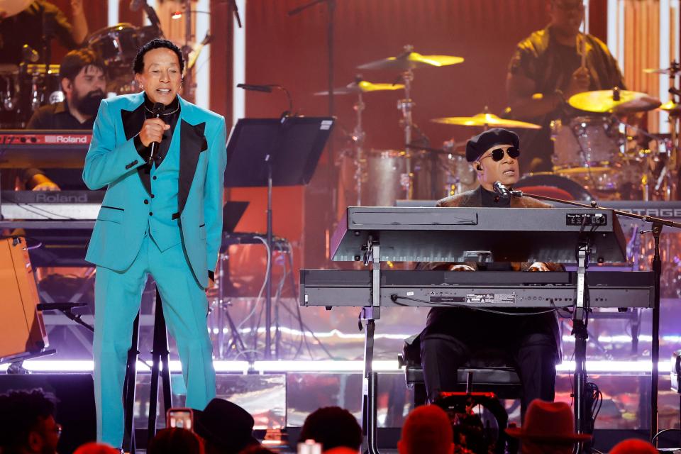 LOS ANGELES, CALIFORNIA - FEBRUARY 05: (L-R) Smokey Robinson and Stevie Wonder perform onstage during the 65th GRAMMY Awards at Crypto.com Arena on February 05, 2023 in Los Angeles, California. (Photo by Kevin Winter/Getty Images for The Recording Academy ) ORG XMIT: 775925163 ORIG FILE ID: 1463269745