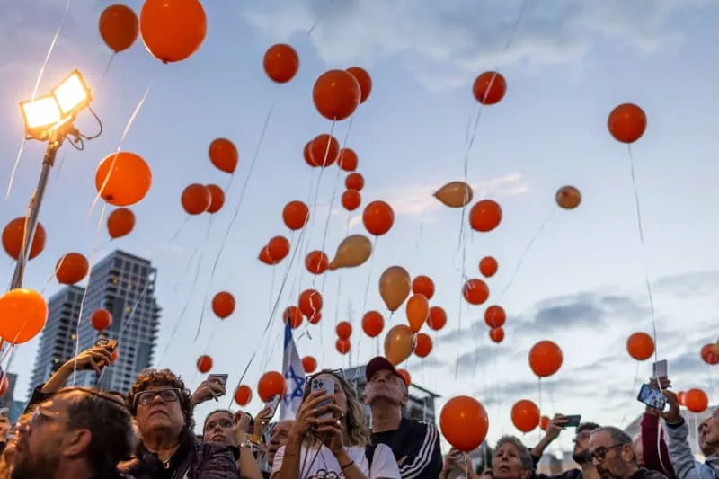 Protesters and relatives of the Israelis Bibas Family release balloons during a gathering calling for the family immediate release from Hamas militants. Almost 100 days after Hamas militants abducted around 240 people from Israel to the Gaza Strip, their relatives on Saturday demanded decisive efforts to secure their release. Ilia Yefimovich/dpa