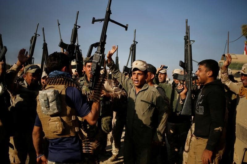 Iraqi soldiers dance as they celebrate during a fighting with Islamic State fighters, at the front line in the Shahrazad district of eastern Mosul, Iraq November 4,  2016. REUTERS/Zohra Bensemra