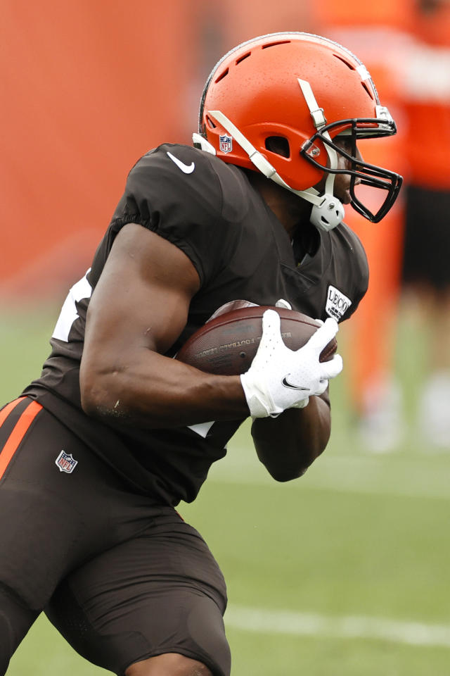 Kevin Stefanski delivers game ball to Nick Chubb