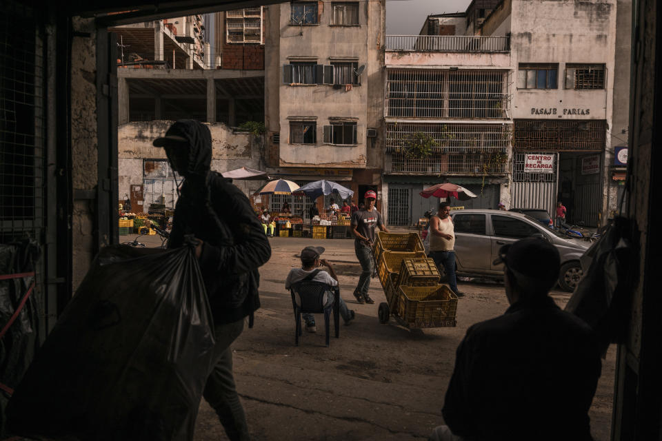 Un televisor en venta a un precio superior a 100.000 dólares en una tienda de Caracas. (Adriana Loureiro Fernandez/The New York Times)
