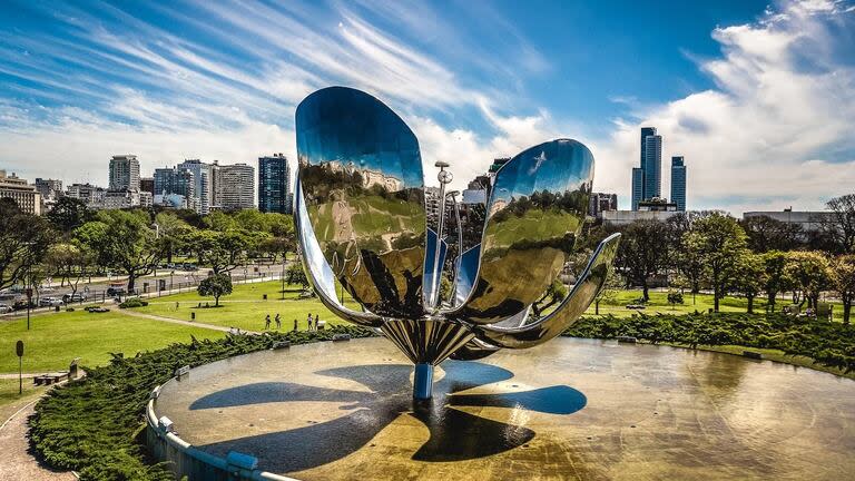 La escultura fue inaugurada en 2002.