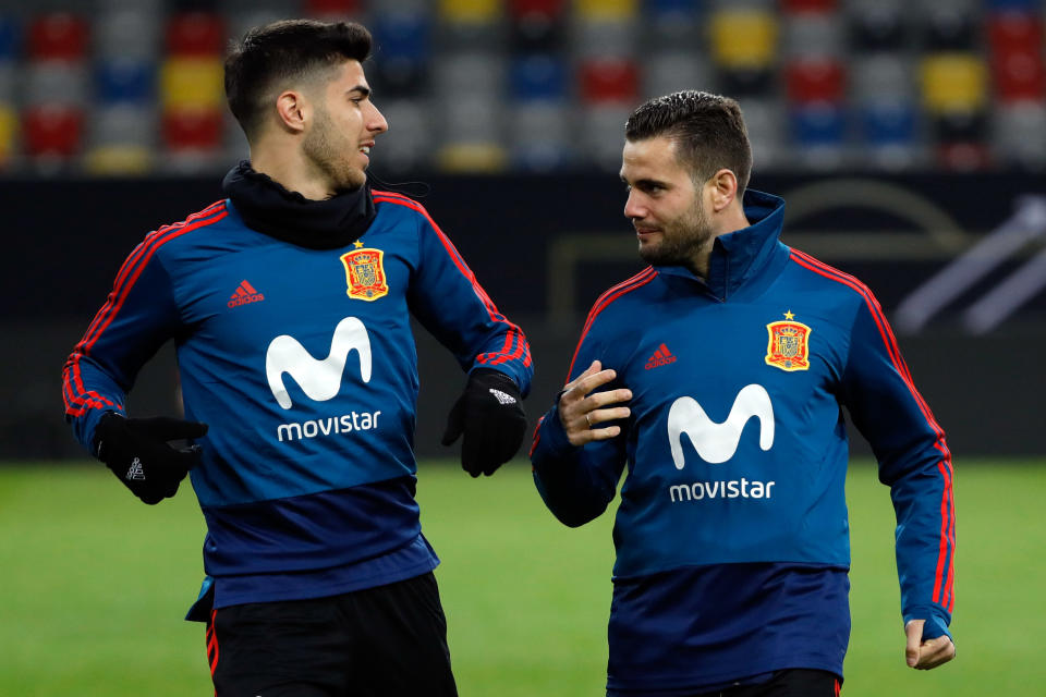 Los jugadores de la selección española Asensio y Nacho ejercitándose durante un entrenamiento.