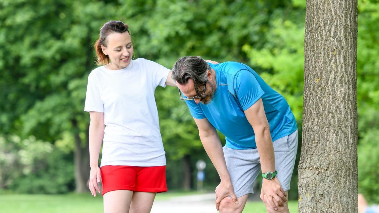 Aufwärmen, in aufrechter Haltung laufen, die Belastung allmählich steigern: Wer das berücksichtigt, kann Seitenstichen beim Sport vorbeugen.