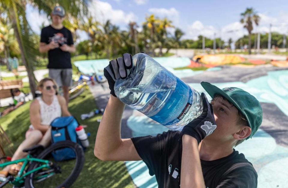 Aaron McElwain, de 13 años, bebe agua después de montar en su patineta en Haulover Skateboard Park, el 14 de junio de 2023, en Miami Beach. Ese día, el Condado Miami-Dade emitió un aviso de calor para los habitantes después de que el Servicio Meteorológico Nacional estimara que el índice de calor alcanzaría entre 105 y 108 grados.