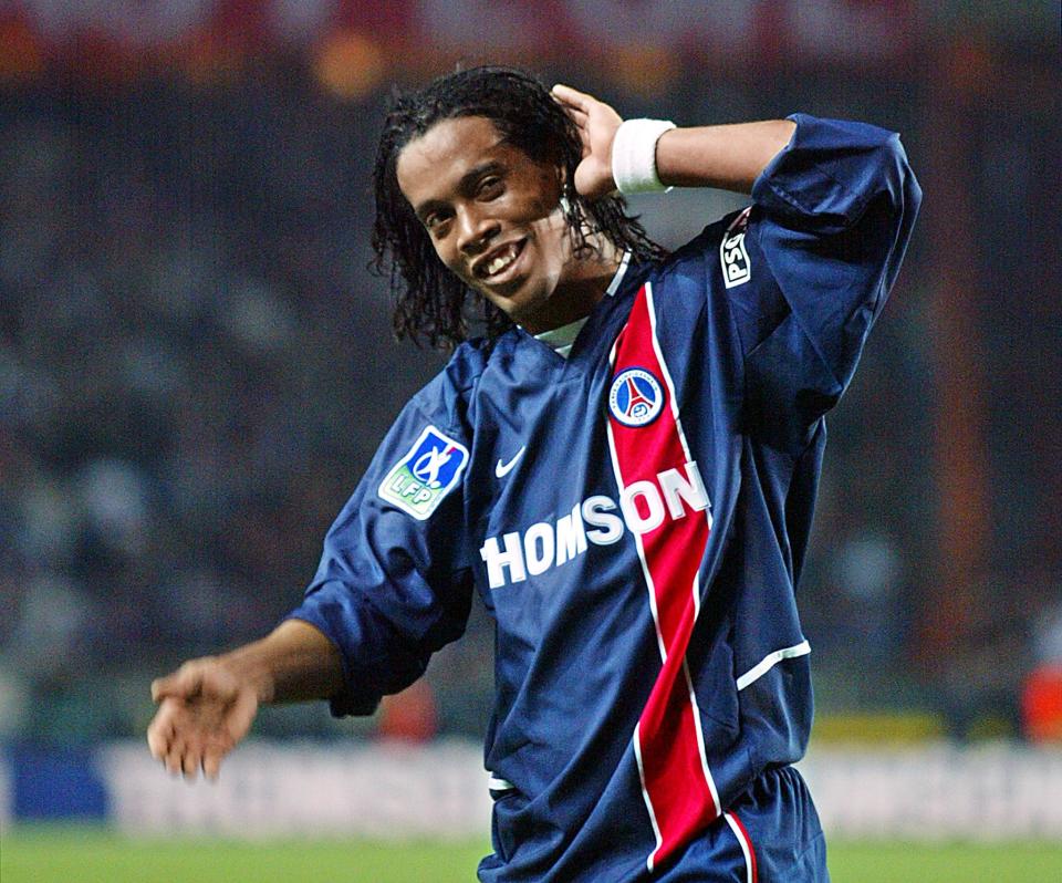 <p>Lors du championnat 2002-2003, le PSG fait coup double contre son meilleur ennemi. Le grand artisan de ses deux succès se nomme Ronaldinho. A l’aller, le Brésilien marque deux fois et Paris s’impose 3-0. Sur le bord de la touche, son coach Luis Fernandez fait la danse de la victoire. Au retour, au Vélodrome, “Ronnie” est encore irrésistible. Dans tous les bons coups, il fait admirer son accélération balle au pied à l’occasion deux raids solitaires : sur le premier, il marque, sur le second, il se joue d’Hemdani et de Runje et offre le troisième but à Leroy (3-0). Du grand art ! Certainement son meilleur match sous le maillot du PSG.</p>
