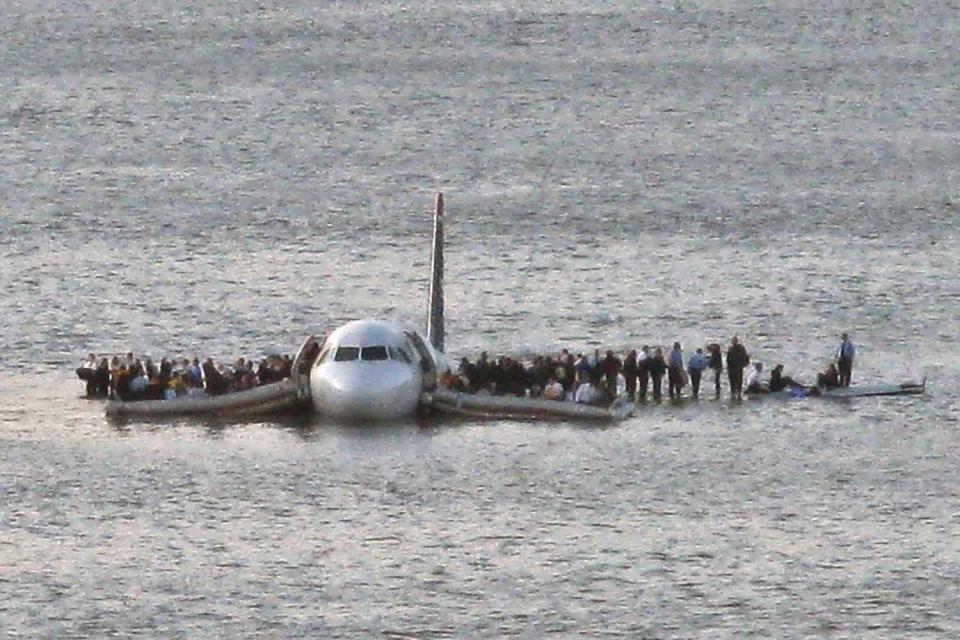 10 Dramatic Photos from 2009's Miracle on the Hudson Plane Landing