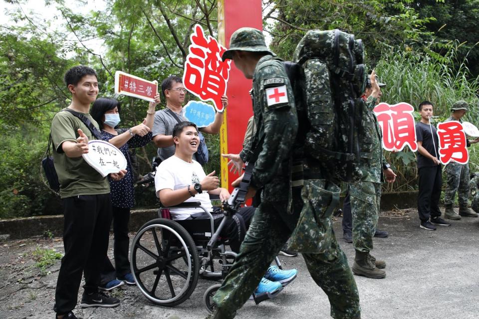 秦良丰視導陸軍特指部戰術訓練，所有官兵感動不已   圖:擷取自臉書