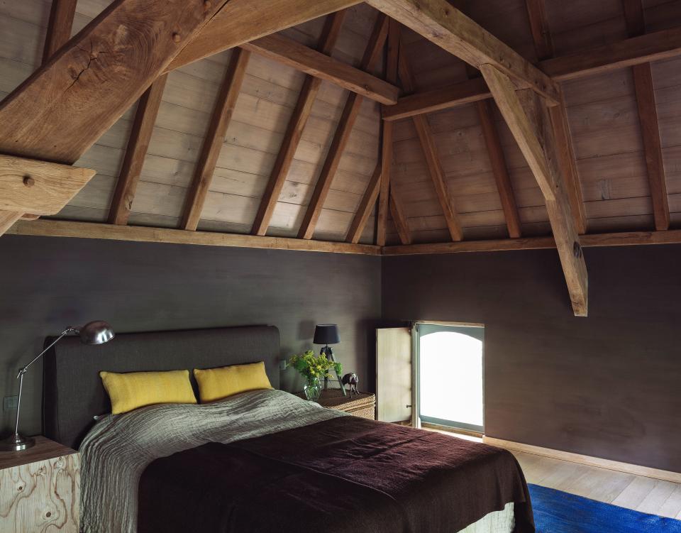 Dankers’s 19-year-old daughter Yara’s bedroom features a vaulted ceiling and earthy hues.