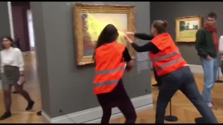 Activistas contra el cambio climático vandalizaron una obra de Claude Monet en Alemania