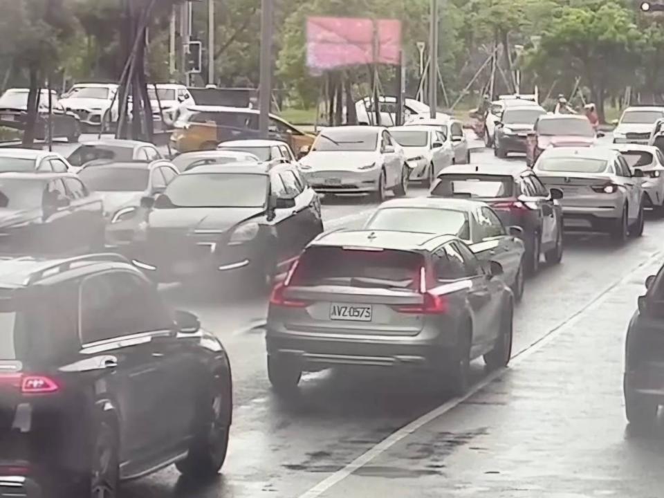 高雄義享天地昨因地下室停車場大塞，造成購物逛街民眾慘困，引起抱怨，有人氣到在網路留負評，直批像被「軟禁」。民眾提供