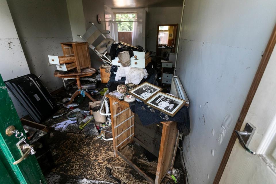 Flood high tide marks are seen over 5 foot high in the front room of Maureen Gilbert (Lee McLean / SWNS)