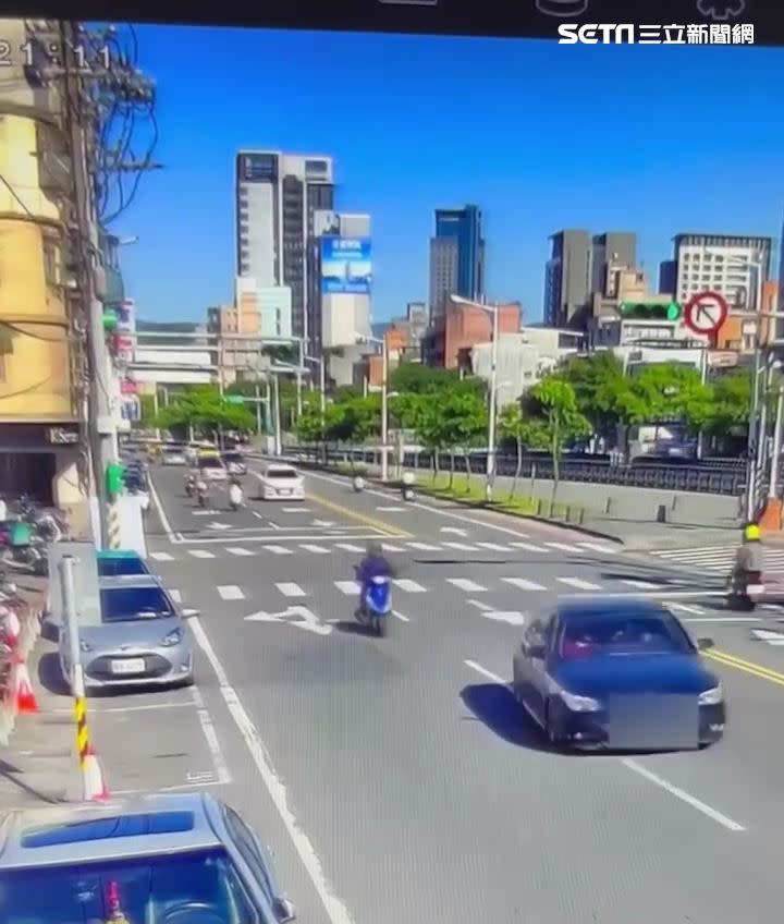 基隆游男駕駛黑色BMW轎車遭另部白車從後方追撞。（圖／翻攝畫面）