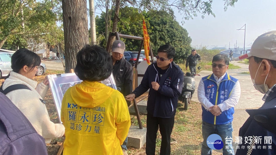 觀光旅遊局主任秘書廖偉志簡報說明「神岡區新庄仔綠園道觀景平台擴建工程」。