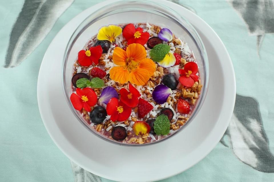 疊滿食用花、莓果、椰子絲的「巴西莓果蜂蜜穀麥水果早餐盆」是店內招牌輕食。