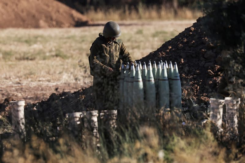 Un soldado israelí en una unidad de artillería cerca de la frontera entre Israel y la Franja de Gaza, desde el lado israelí